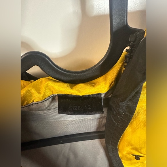 VINTAGE WOMENS MOUNTAIN HARDWEAR JACKET - Picture 9 of 9